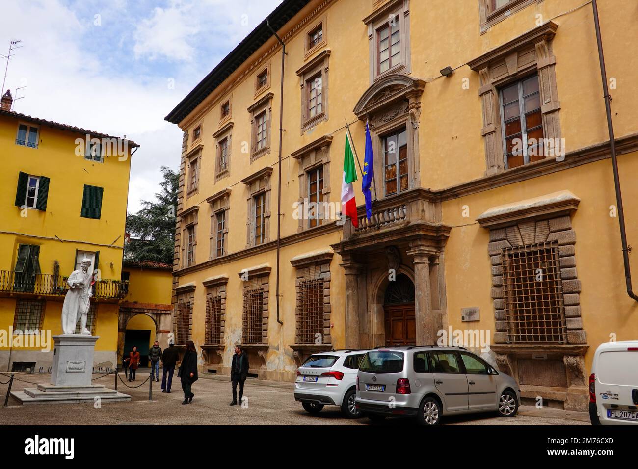 Statue, memorial, Francesco Saverio Geminiani, Italian violinist, composer, and music theorist with people in Piazza Guidiccioni, Lucca, Italy. Stock Photo