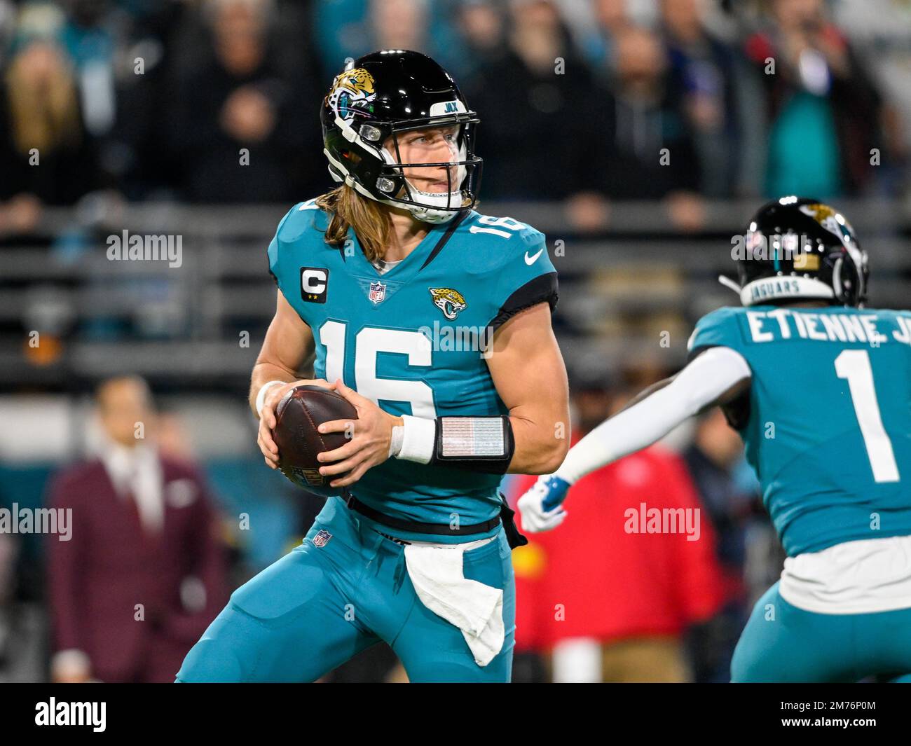 Jacksonville, FL, USA. 7th Jan, 2023. Jacksonville Jaguars quarterback  Trevor Lawrence (16) runs onto the field