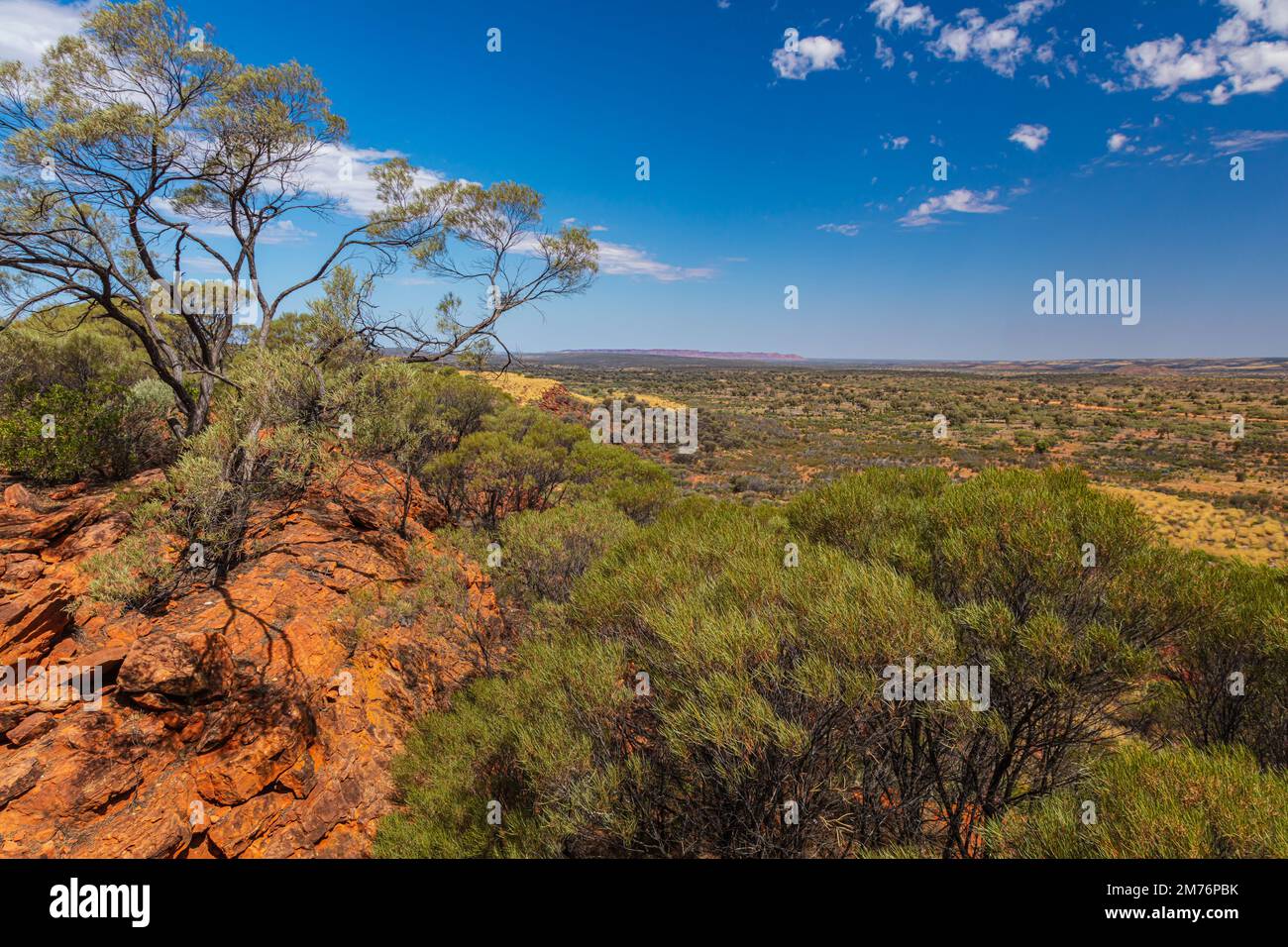 Look from the Ginty's Lookout in central Australia over the vast barren landscape of the Australian outback. Kings Canyon to Alice Springs to the outb Stock Photo