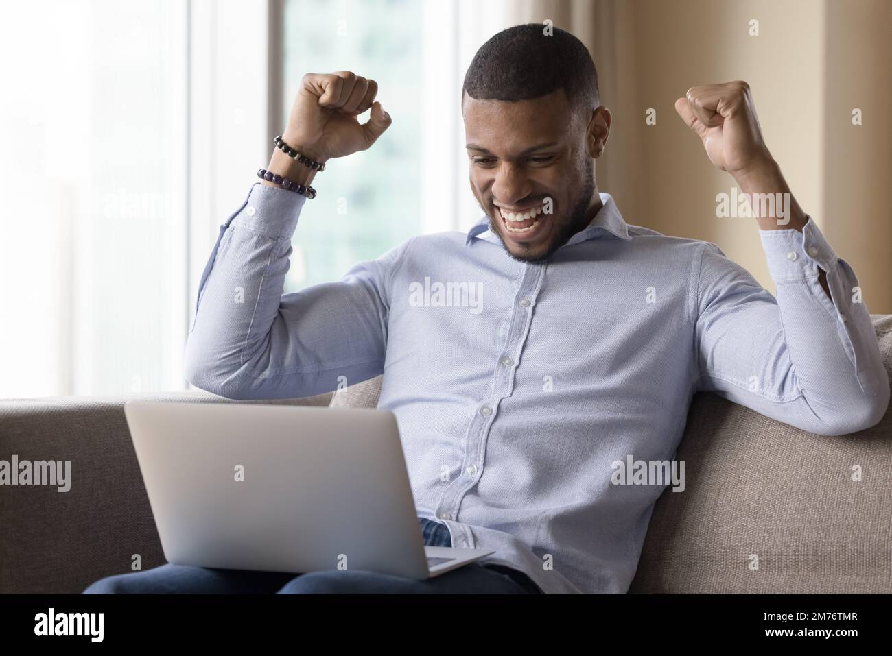 African internet man hi-res stock photography and images - Alamy