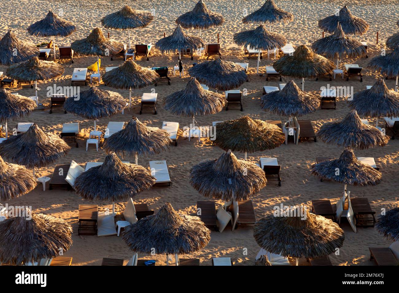 Sonnenschirme am Strand von Agia Napa auf Zypern Stock Photo