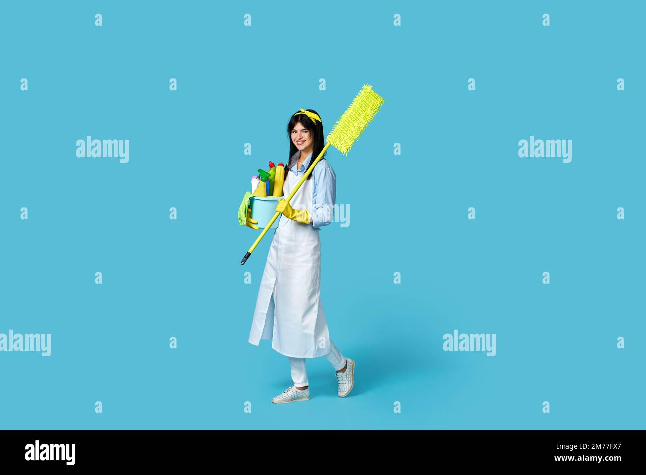 woman in rubber gloves and cleaner apron with cleaning supplies Stock ...