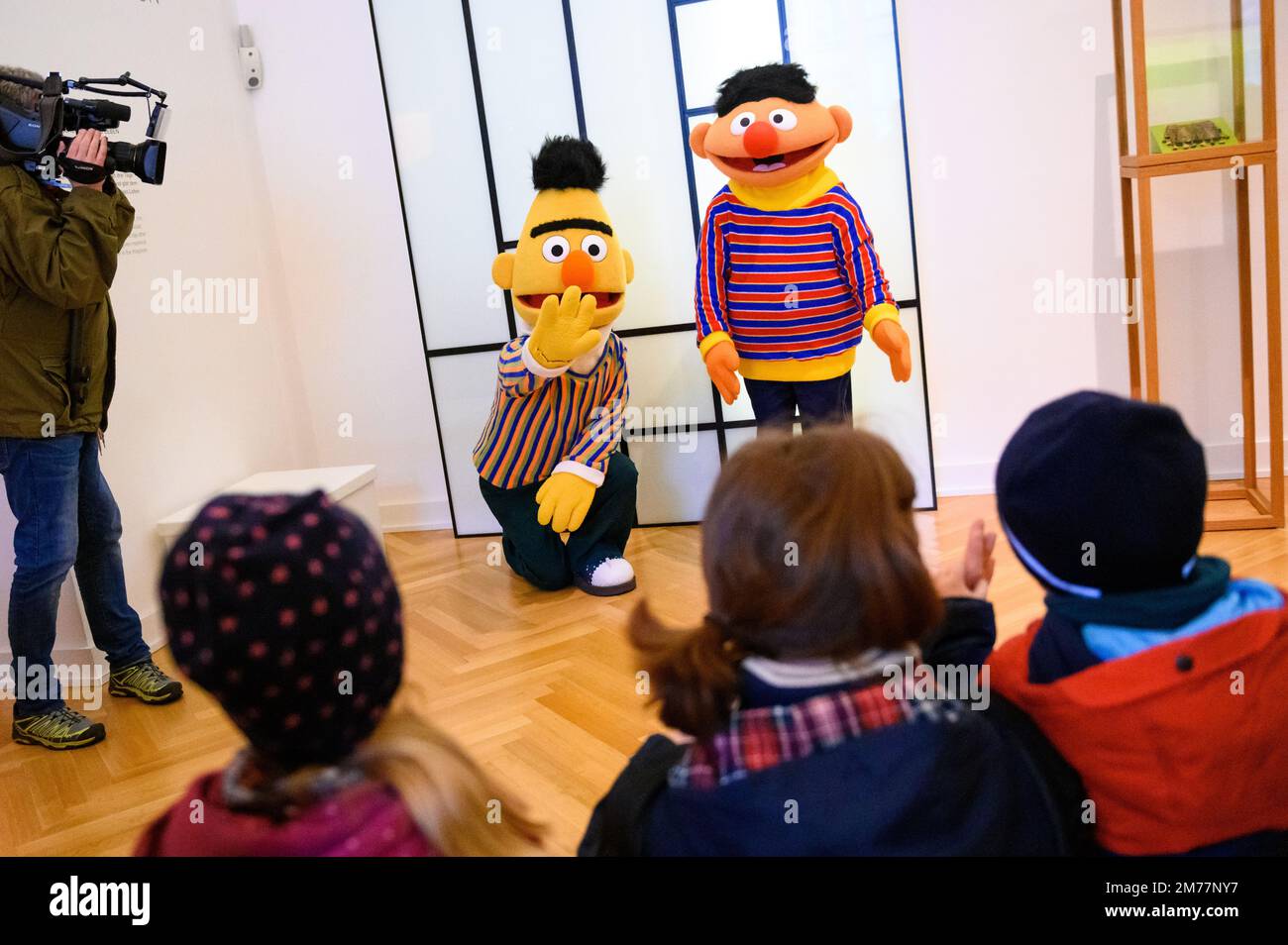 Hamburg, Germany. 08th Jan, 2023. The characters Ernie and Bert are on the road as a 'walking act' in the rooms of the museum. To mark the 50th anniversary of 'Sesame Street,' the Museum für Kunst und Gewerbe (MK&G) is celebrating an action day for the whole family. Credit: Jonas Walzberg/dpa/Alamy Live News Stock Photo