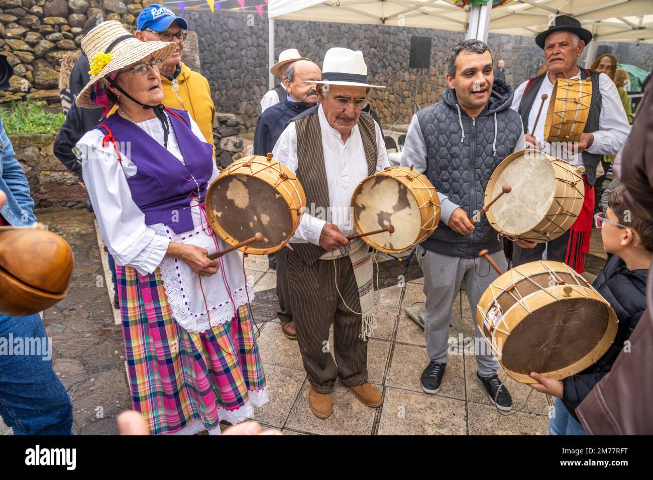 Traditionell gekleidete ältere Musiker während der Bajada in Arure, La Gomera, Kanarische Inseln, Spanien |  Traditional dressed elderly musicians dur Stock Photo