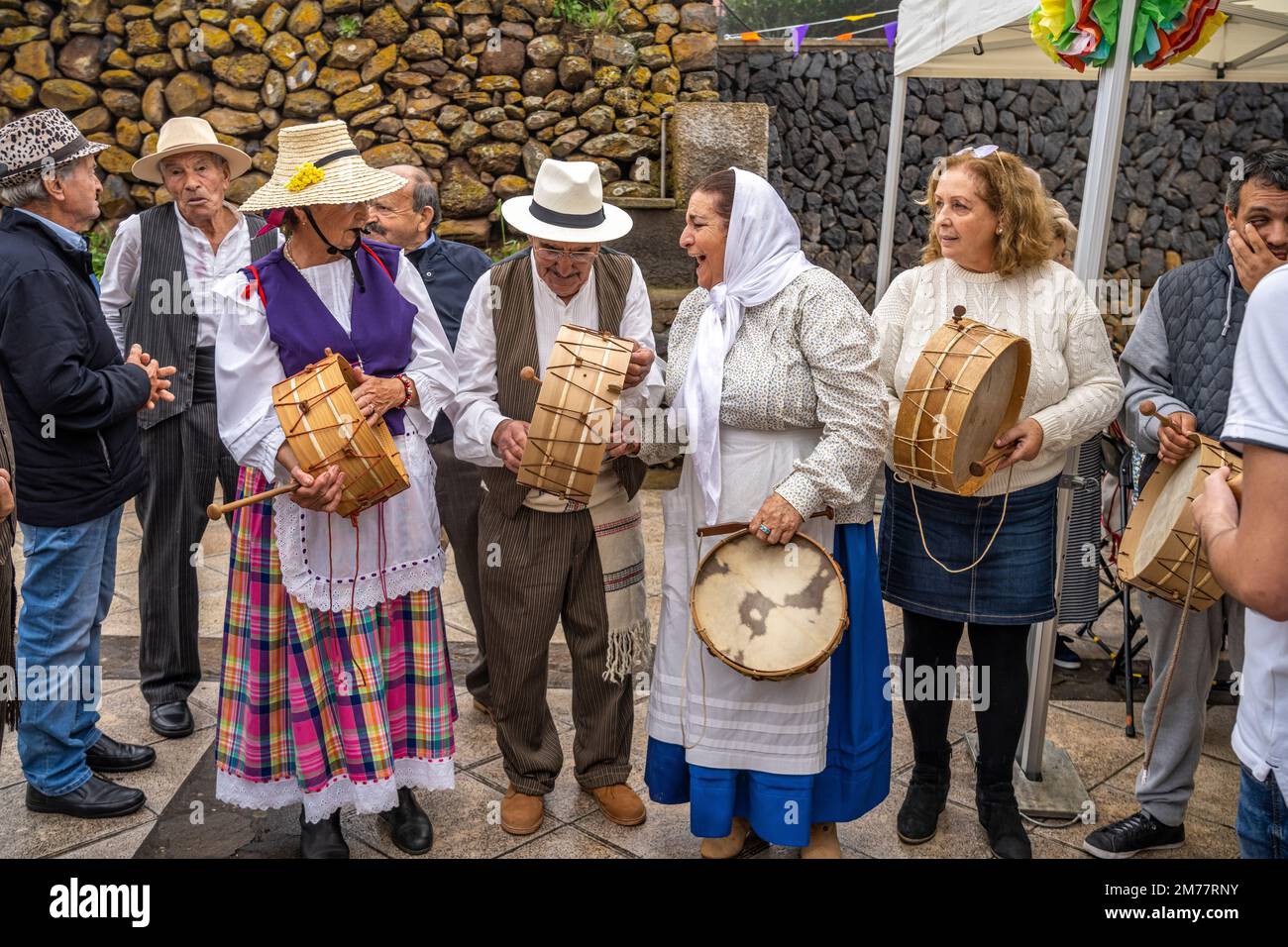 Traditionell gekleidete ältere Musiker während der Bajada in Arure, La Gomera, Kanarische Inseln, Spanien |  Traditional dressed elderly musicians dur Stock Photo