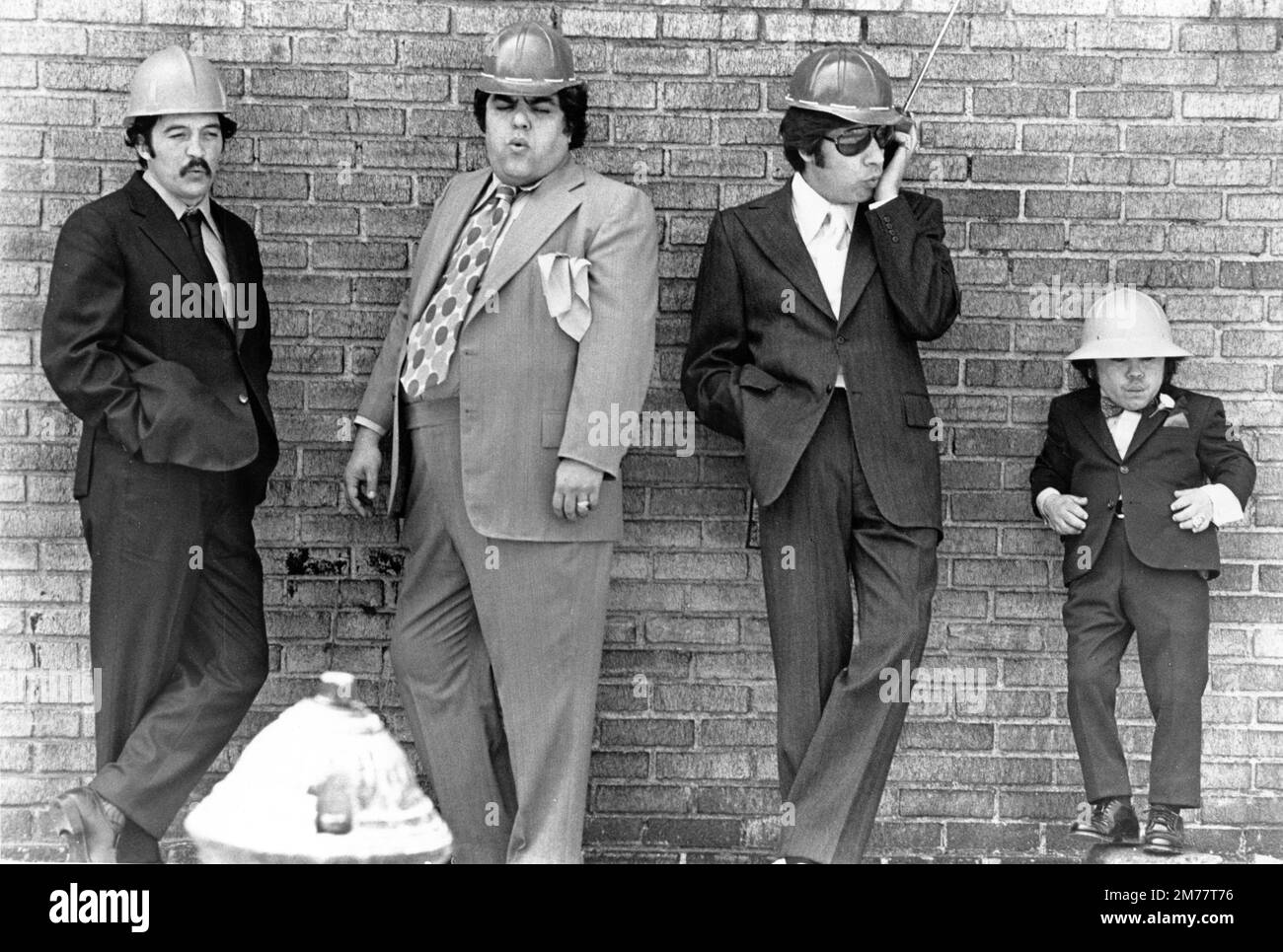 JOE SANTOS IRVING SELBST JERRY ORBACH and HERVE VILLECHAIZE in THE GANG THAT COULDN'T SHOOT STRAIGHT 1971 director JAMES GOLDSTONE novel Jimmy Breslin screenplay Waldo Salt music Dave Grusin producers Robert Chartoff and Irwin Winkler Metro Goldwyn Mayer (MGM) Stock Photo