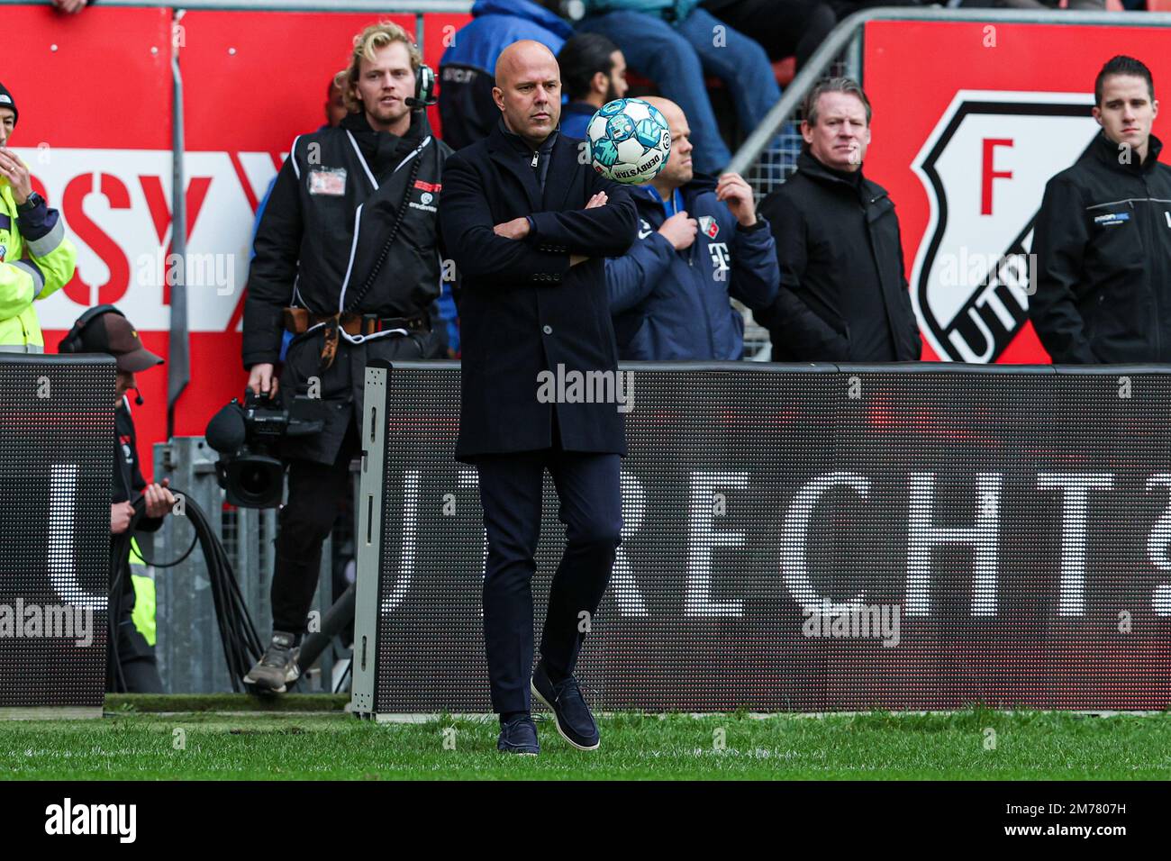 UTRECHT, NETHERLANDS - JANUARY 8: head coach Arne Slot of Feyenoord upholding the matchball during the Dutch Eredivisie match between FC Utrecht and Feyenoord at Stadion Galgenwaard on January 8, 2023 in Utrecht, Netherlands (Photo by Ben Gal/Orange Pictures) Stock Photo