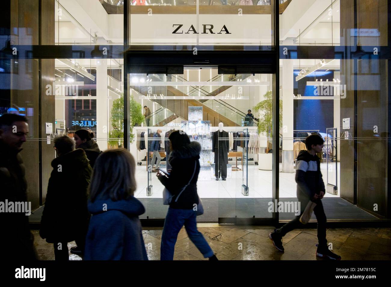 Zara entrance window in Corso Vittorio Emanuele in Milan, Italy Stock ...
