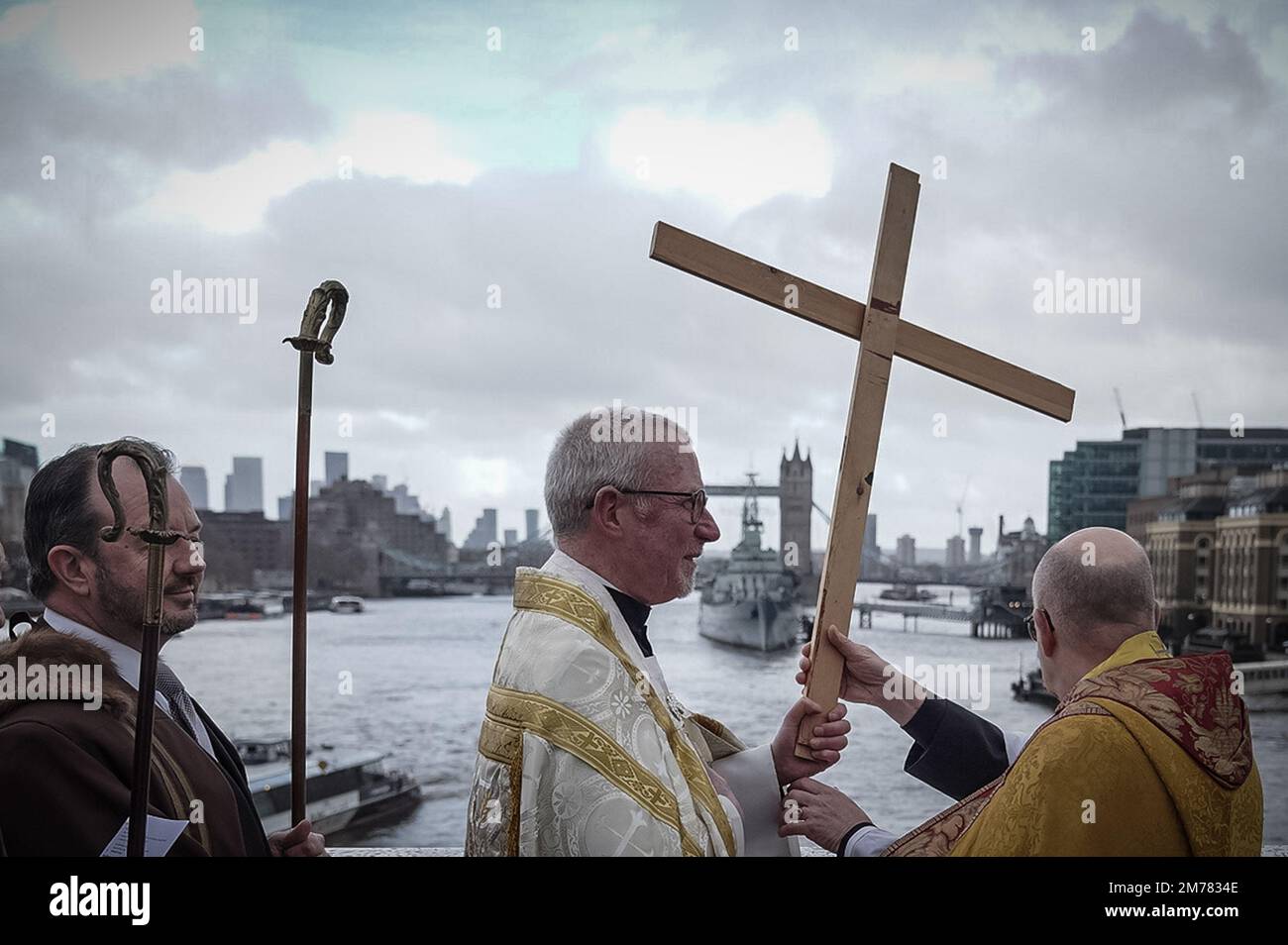 London, UK. 8th January, 2023. Annual Blessing of the River Thames. On the Sunday after Epiphany, a shared procession by members of Southwark Cathedral and St Magnus-the-Martyr church join on London Bridge, which is both the diocesan and Cathedral boundary, to cast a wooden cross into the river below as a symbol of Christ's baptism. Credit: Guy Corbishley/Alamy Live News Stock Photo