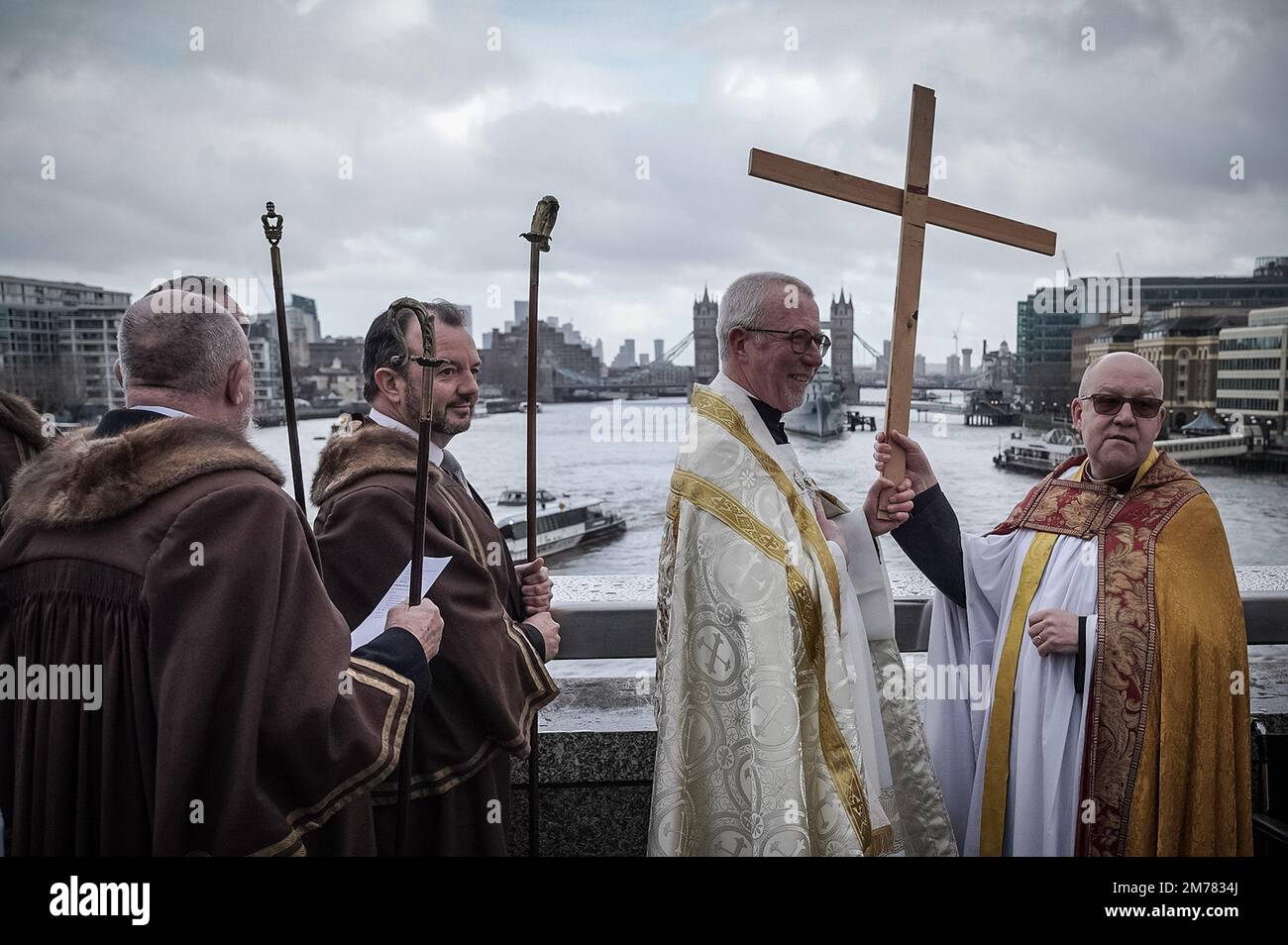 London, UK. 8th January, 2023. Annual Blessing of the River Thames. On the Sunday after Epiphany, a shared procession by members of Southwark Cathedral and St Magnus-the-Martyr church join on London Bridge, which is both the diocesan and Cathedral boundary, to cast a wooden cross into the river below as a symbol of Christ's baptism. Credit: Guy Corbishley/Alamy Live News Stock Photo