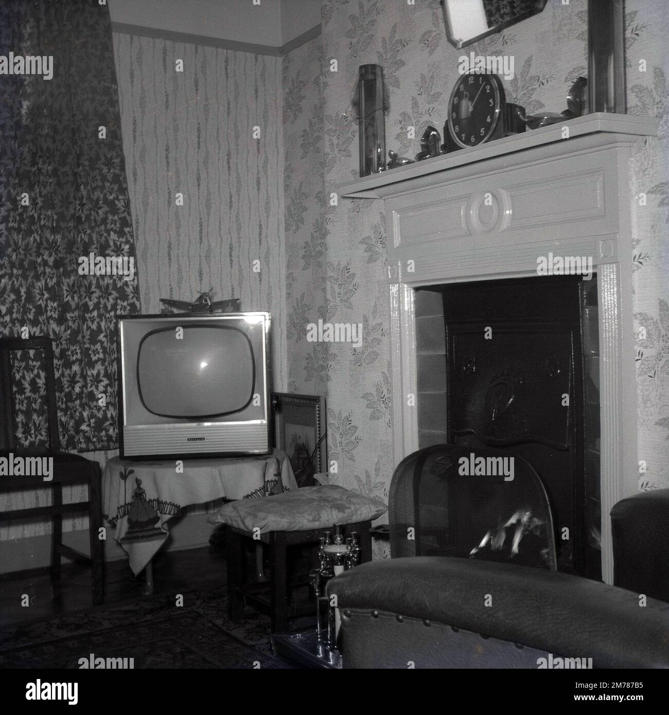 1950s, historical, living room, television set of the era, England, UK