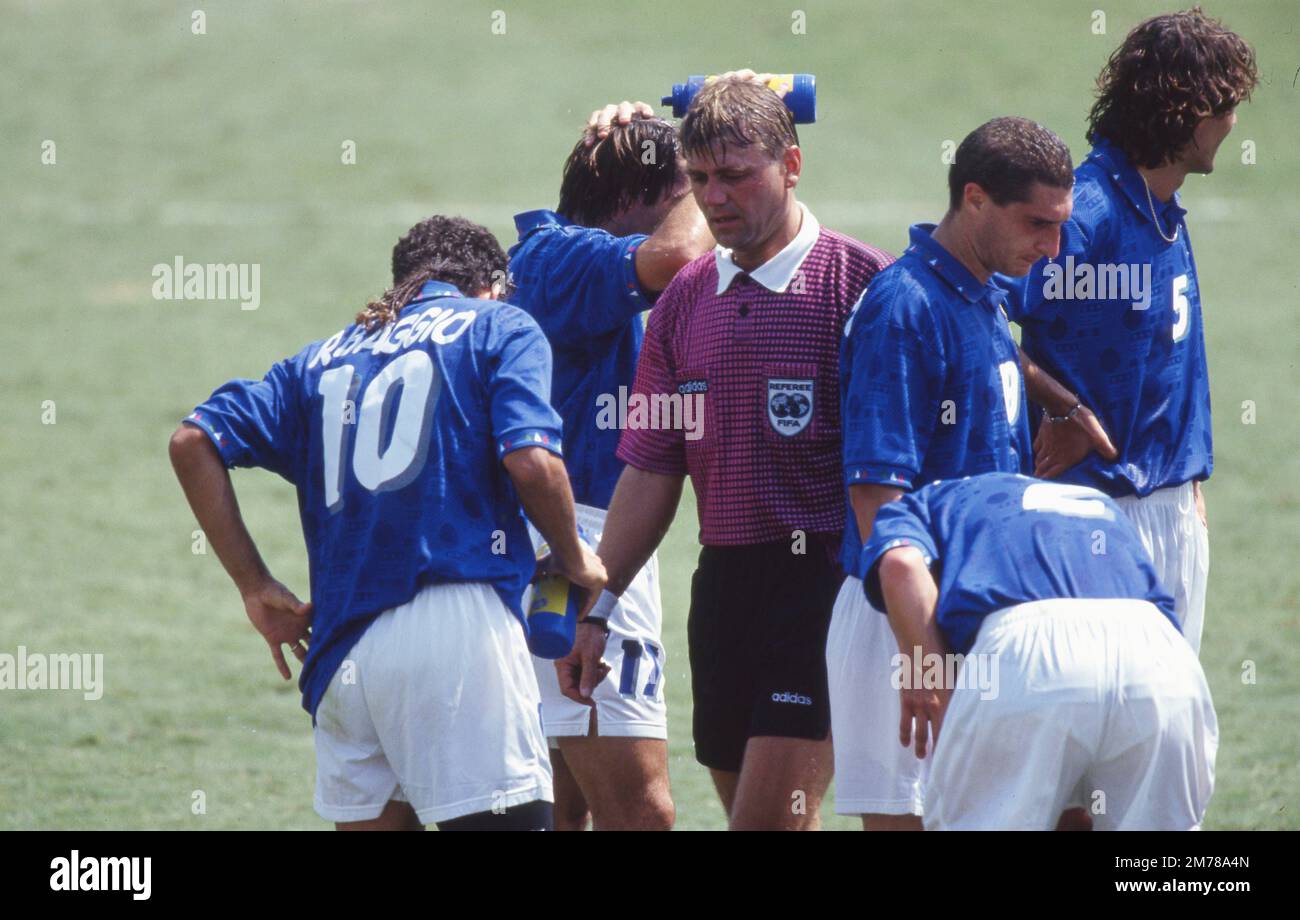 Pasadena, Vereinigte Staaten. 08th Jan, 2023. firo, 17.07.1994 archive picture, archive photo, archive, archive photos football, soccer, WORLD CUP 1994 USA, 94 final, final Brazil - Italy 3:2 after penalties, nE Sandor Puhl, referee, with, and, Roberto Baggio Credit: dpa/Alamy Live News Stock Photo