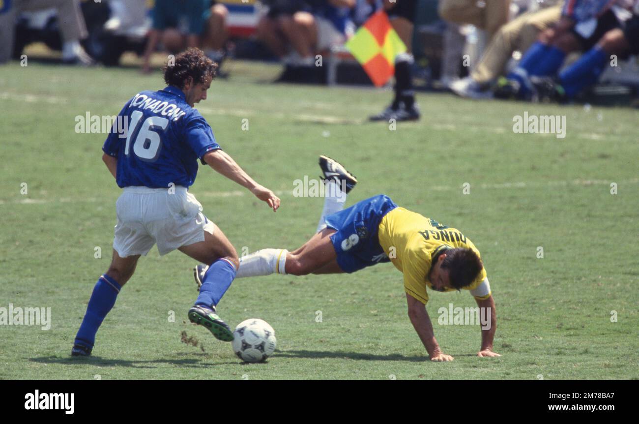 Pasadena, Vereinigte Staaten. 08th Jan, 2023. firo, 17.07.1994 archive picture, archive photo, archive, archive photos football, soccer, WORLD CUP 1994 USA, 94 final, final Brazil - Italy 3:2 after penalties, nE duels, Roberto Donadoni, versus, Dunga Credit: dpa/Alamy Live News Stock Photo