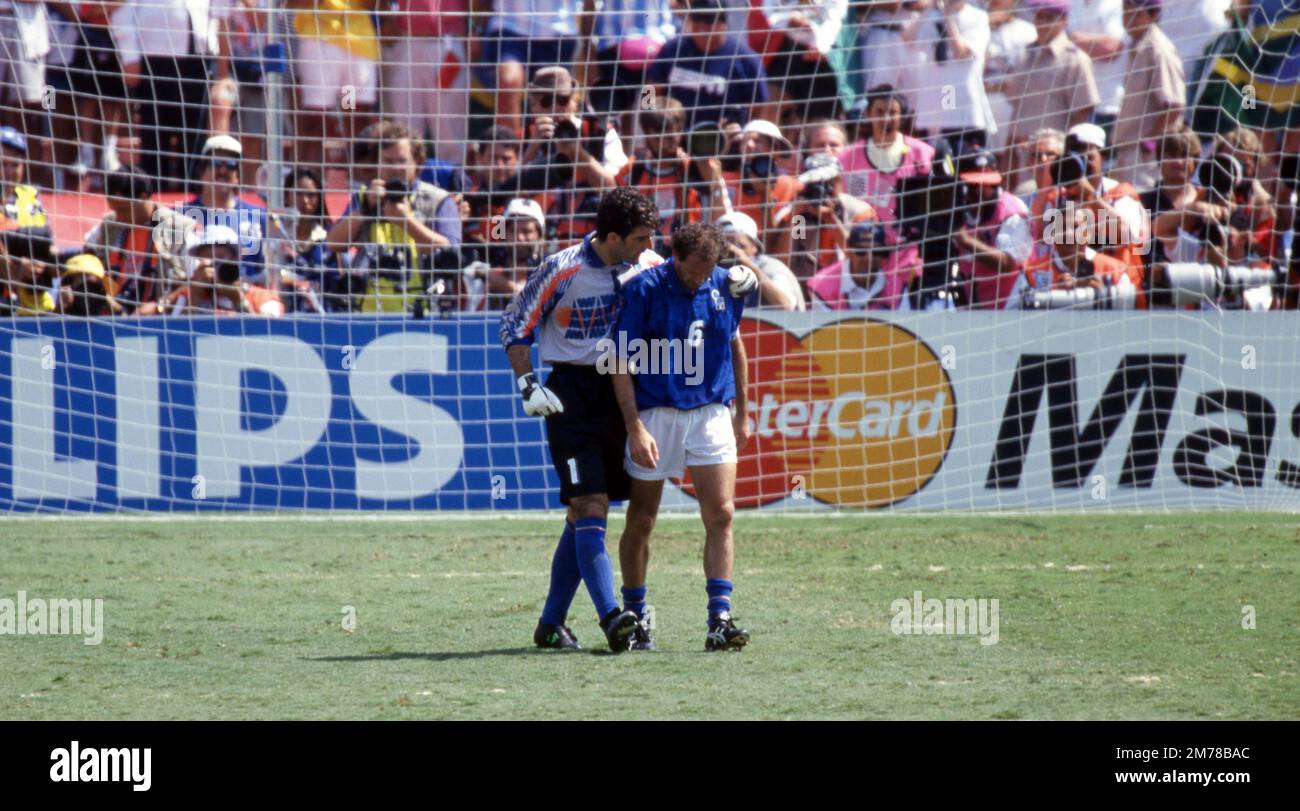 Pasadena, Vereinigte Staaten. 08th Jan, 2023. firo, 07/17/1994 archive picture, archive photo, archive, archive photos football, soccer, WORLD CUP 1994 USA, 94 final, final Brazil - Italy 3:2 after penalty shoot-out, nE Gianluca Pagliuca, whole figure, disappointment, disappointed, with, and, Franco Baresi Credit: dpa/Alamy Live News Stock Photo