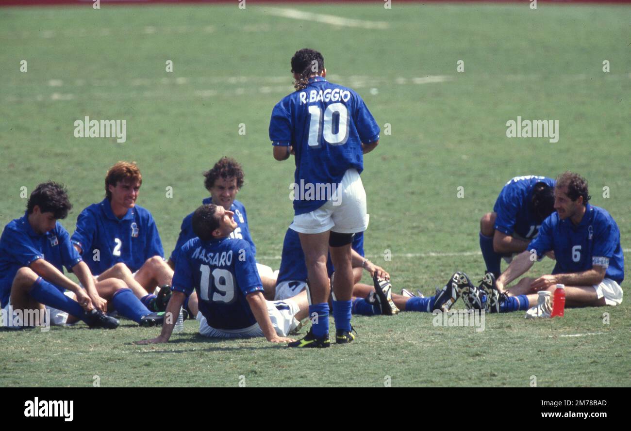 Pasadena, Vereinigte Staaten. 08th Jan, 2023. firo, 07/17/1994 archive picture, archive photo, archive, archive photos football, soccer, WORLD CUP 1994 USA, 94 final, final Brazil - Italy 3:2 after penalties, nE Roberto Baggio, disappointment, disappointed, with, and, Daniele Massaro Credit: dpa/Alamy Live News Stock Photo