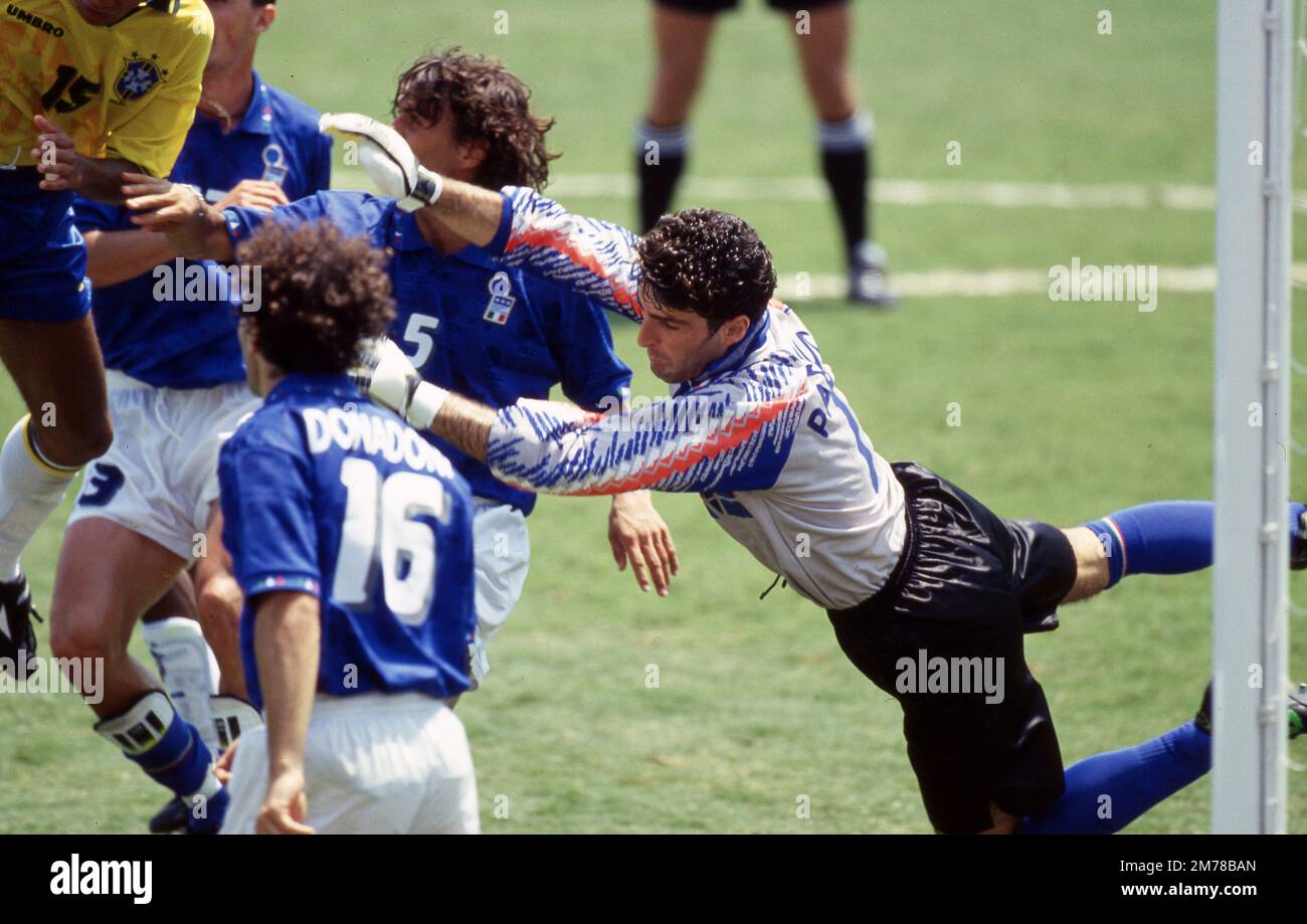 Pasadena, Vereinigte Staaten. 08th Jan, 2023. firo, 17.07.1994 archive image, archive photo, archive, archive photos football, soccer, WORLD CUP 1994 USA, 94 final, final Brazil - Italy 3:2 after penalties, nE Gianluca Pagliuca, parade Credit: dpa/Alamy Live News Stock Photo