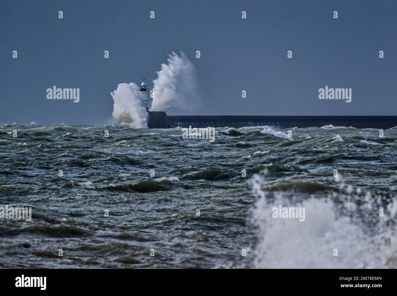 Newhaven, UK. 8th Jan, 2023. UK Weather: Strong wind and high tides of 5.9 meters combine to create dramatic seas around the lighthouse at Newhaven in East Sussex on the south coast UK. Credit: Jim Holden/Alamy Live News Stock Photo