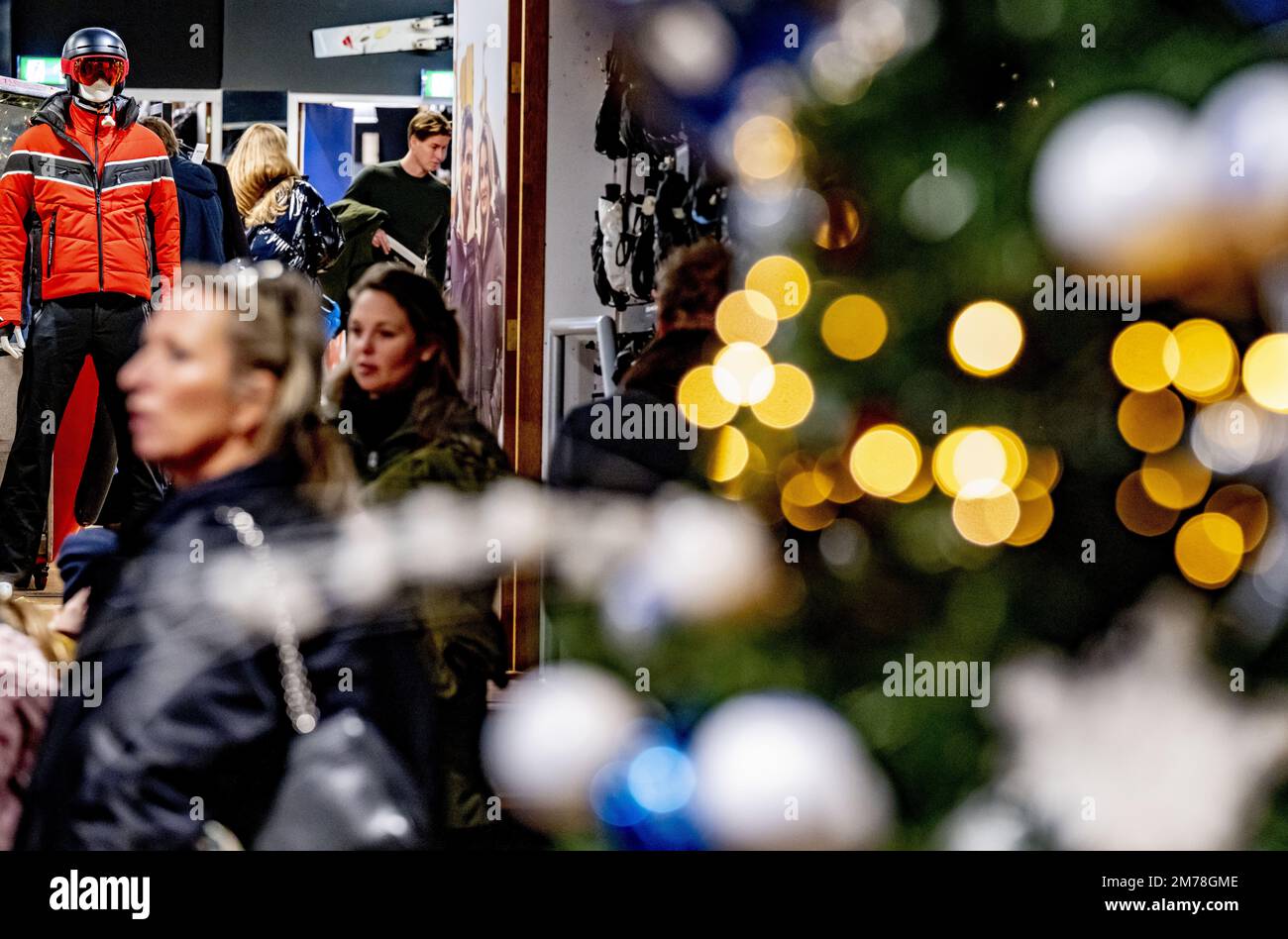 SCHEVENINGEN - Customers looking for winter sports items in the Skihut shop. In the run-up to winter sports, there is a run for winter sports clothing despite the less favorable weather conditions in the ski areas. ANP ROBIN UTRECHT netherlands out - belgium out Stock Photo