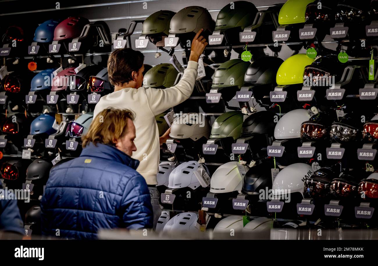 SCHEVENINGEN - Customers looking for winter sports items in the Skihut shop. In the run-up to winter sports, there is a run for winter sports clothing despite the less favorable weather conditions in the ski areas. ANP ROBIN UTRECHT netherlands out - belgium out Stock Photo