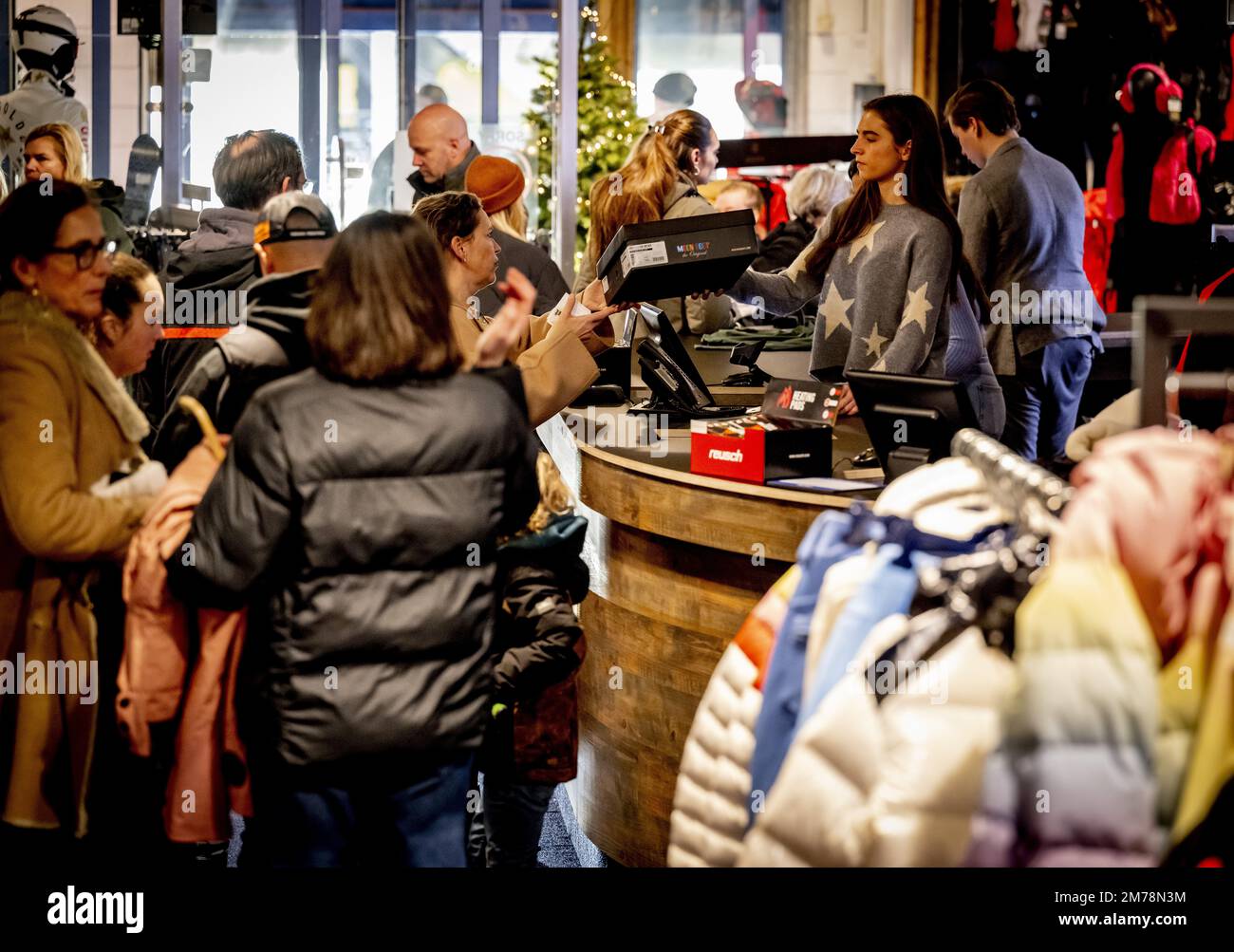 SCHEVENINGEN - Customers are queuing at the checkout of the Skihut store.  In the run-up to winter sports, there is a run for winter sports clothing  despite the less favorable weather conditions