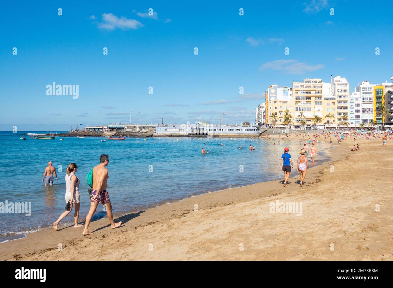Las Palmas, Gran Canaria, Canary Islands, Spain. 8th January 2023.  Tourists, many from the UK, bask in glorious sunshine on the city beach in Las Palmas. UK holiday firms are expecting a busy weekend for 2023 holidays, with the first Saturday following the new year holiday traditionally one of the peak times for bookings. Credit: Alan Dawson/Alamy Live News Stock Photo