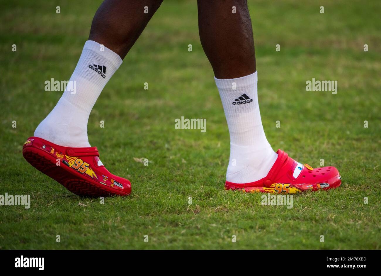 Doha, Qatar. 08th Jan, 2023. Wearing red plastic slippers, Alphonso Davies of FC Bayern München walks to the evening practice session at Aspira Sports Park. FC Bayern München is completing its winter training camp in Doha (Qatar) until Jan. 12, 2023. Credit: Peter Kneffel/dpa/Alamy Live News Stock Photo
