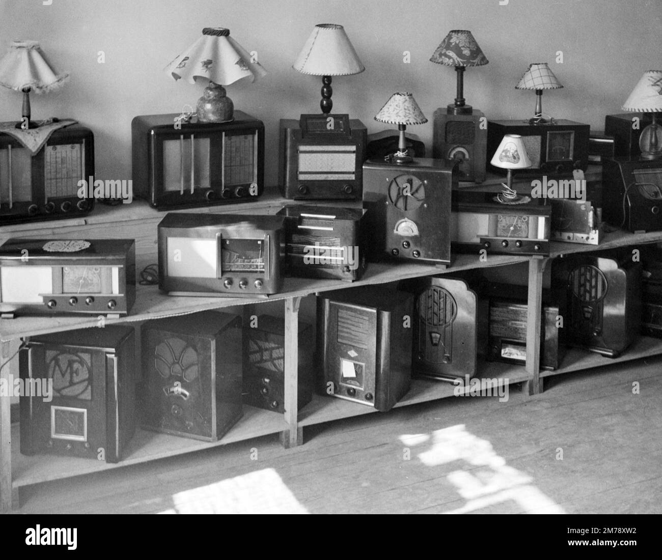 1940s radio hi-res stock photography and images - Page 2 - Alamy 1940s radio hi-res stock photography and images - Page 2 - Alamy