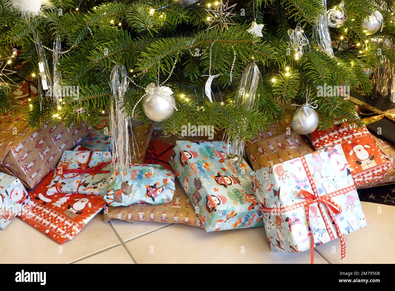 Geschenke unter dem Weihnachtsbaum Symbolbild Stock Photo Alamy