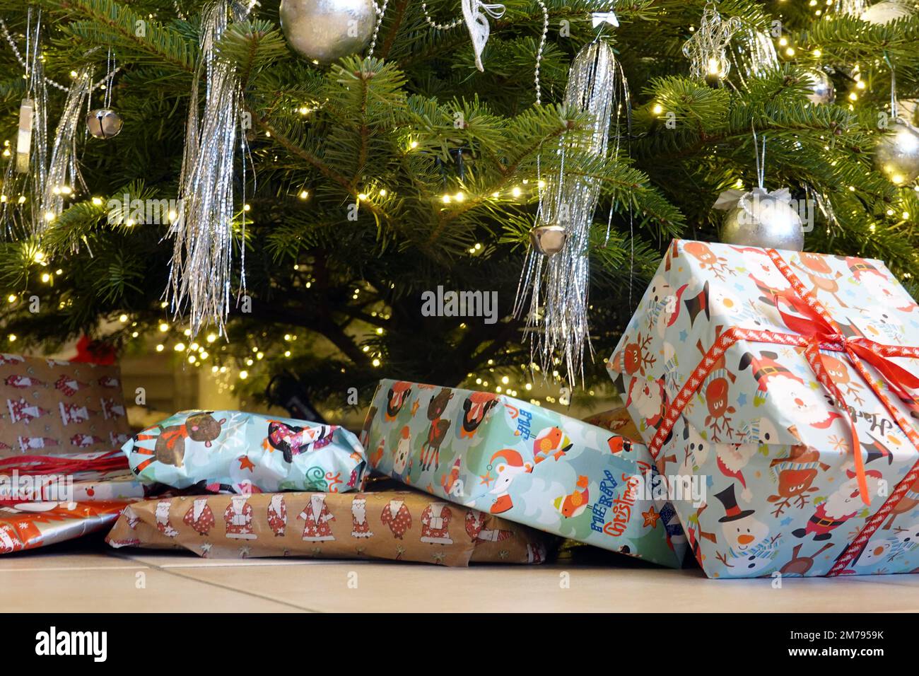 Geschenke unter dem Weihnachtsbaum Symbolbild Stock Photo Alamy