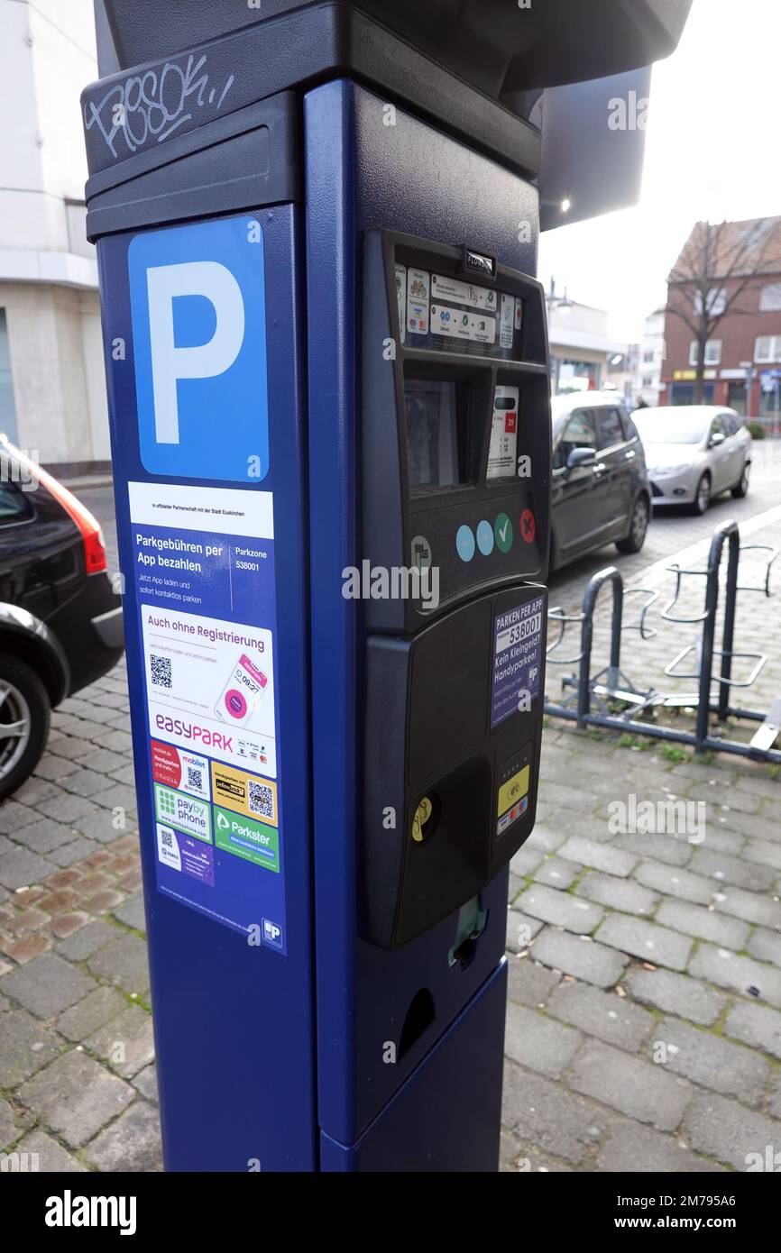 moderne Parkuhr für Handy-Parken,Kartenzahlung oder Bargeld - Symbolbild Stock Photo