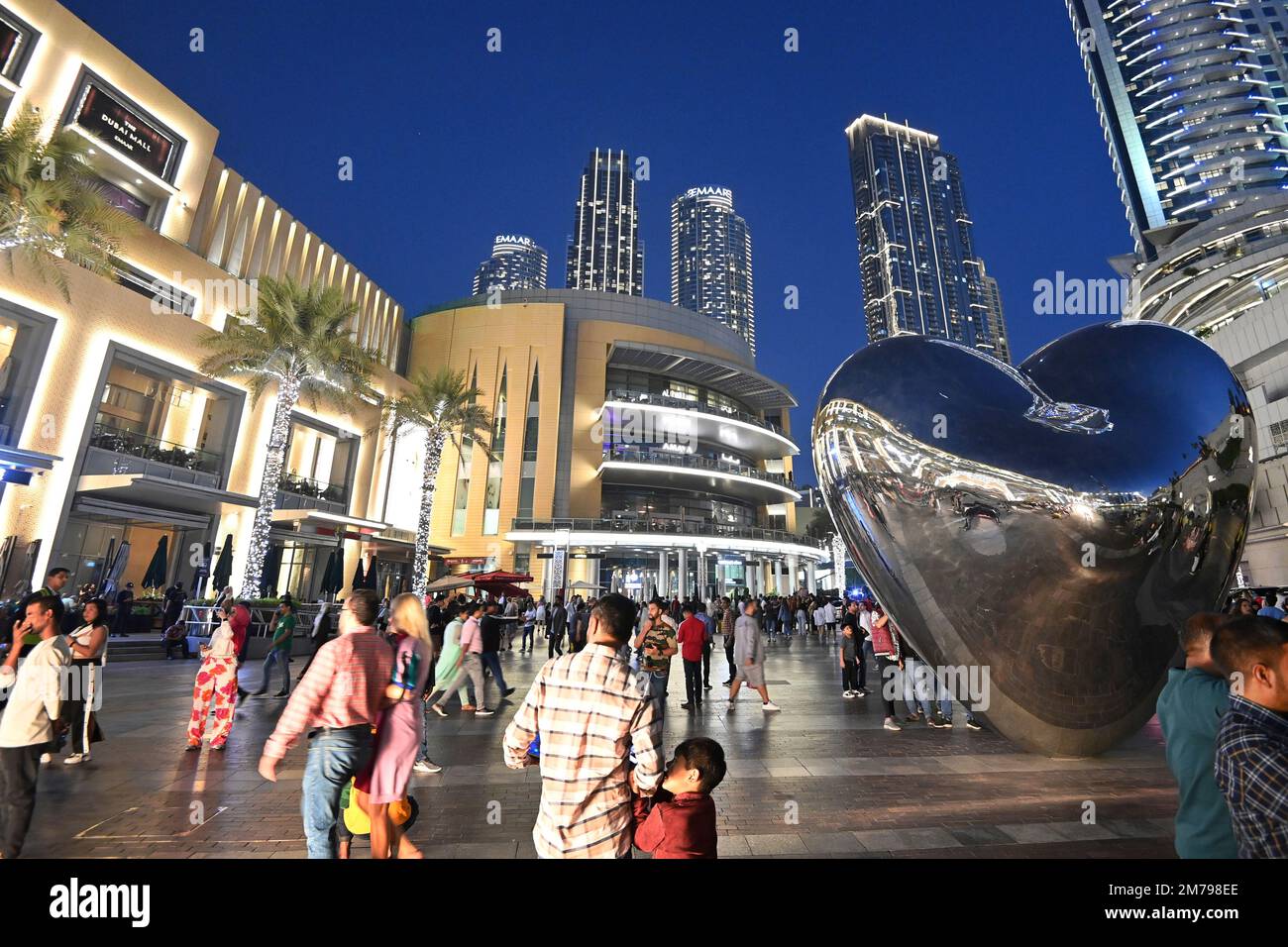 Visitors, tourists, vacationers in Dubai in front of the Dubai Mall