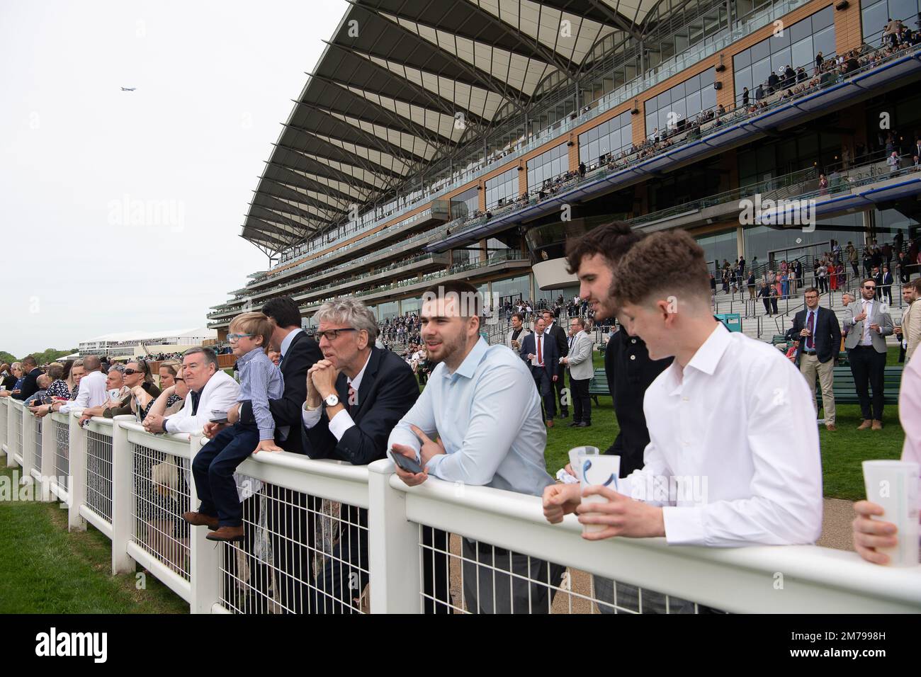 Ascot, Berkshire, UK. 6th May, 2022. Racegoers enjoying their day at ...