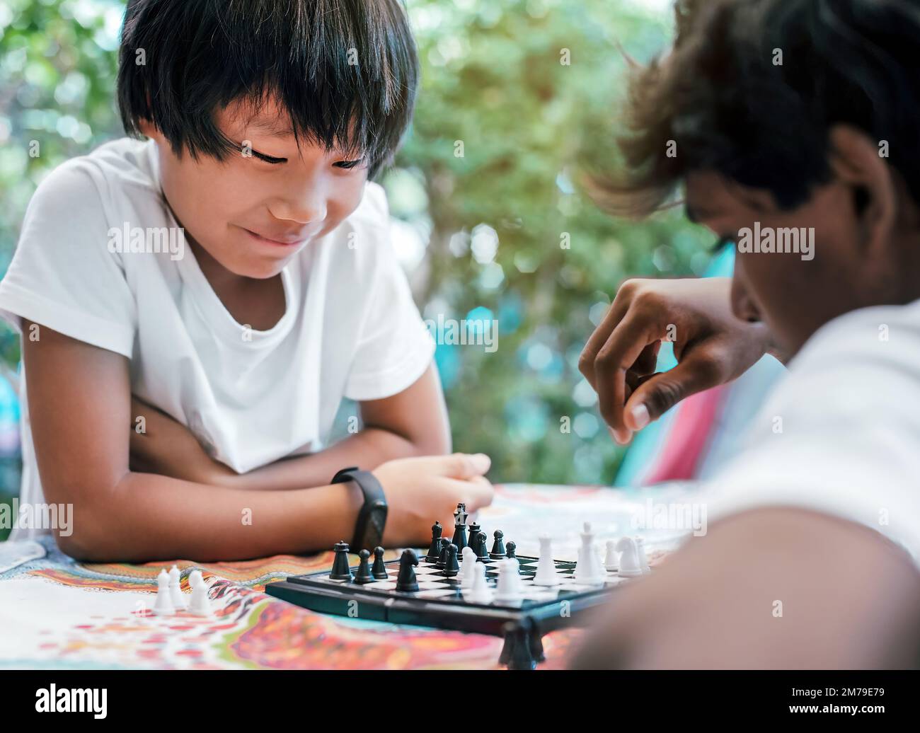 Two business women play chess hi-res stock photography and images - Alamy