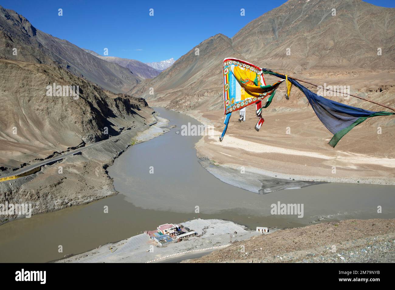 Confluence of the Indus and Zanskar rivers in the Himalayas, prayer flag in front, Indus Valley, Ladakh, India Stock Photo