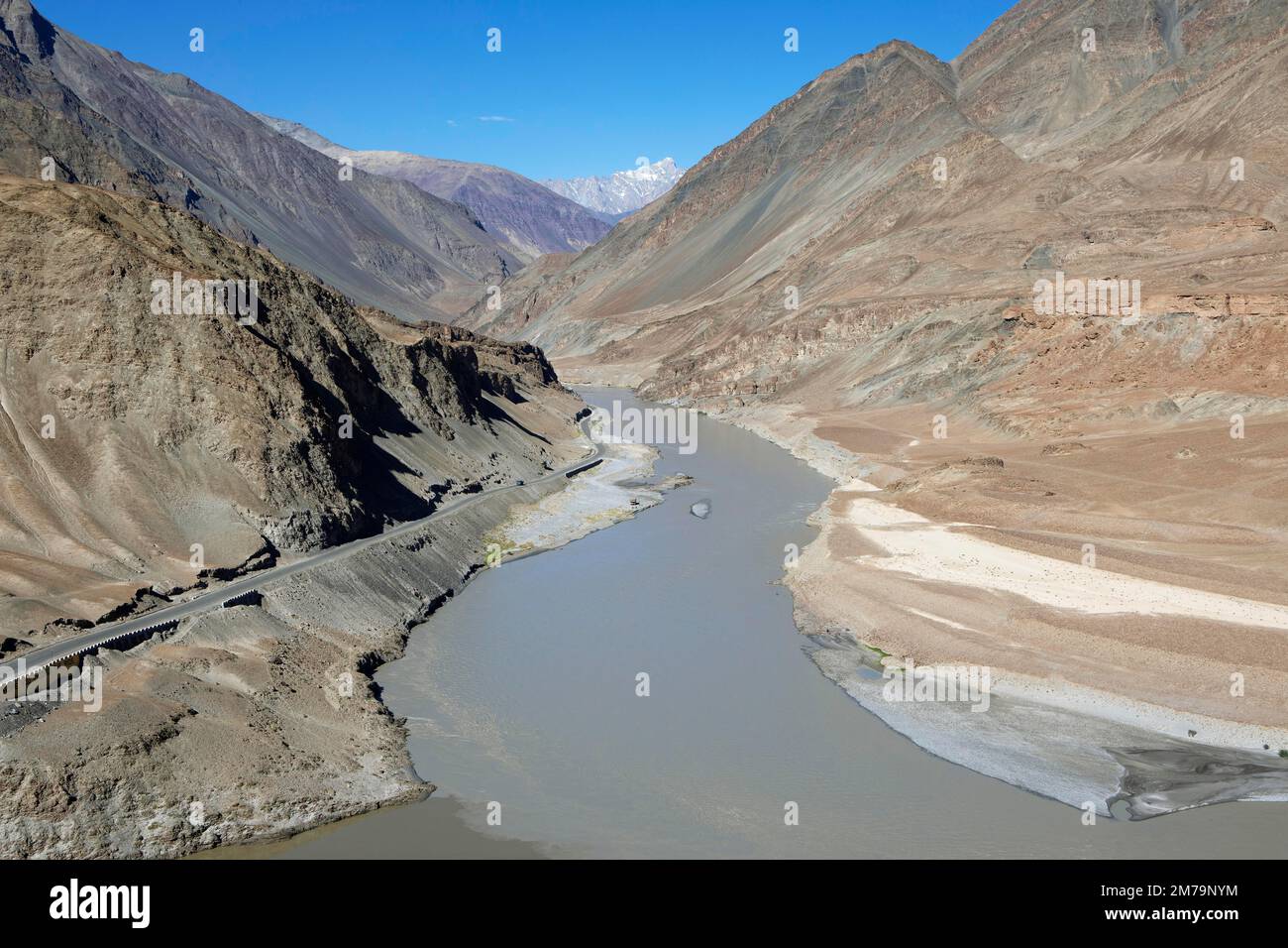 Confluence of the Indus and Zanskar Rivers in the Himalayas, Indus Valley, Ladakh, India Stock Photo