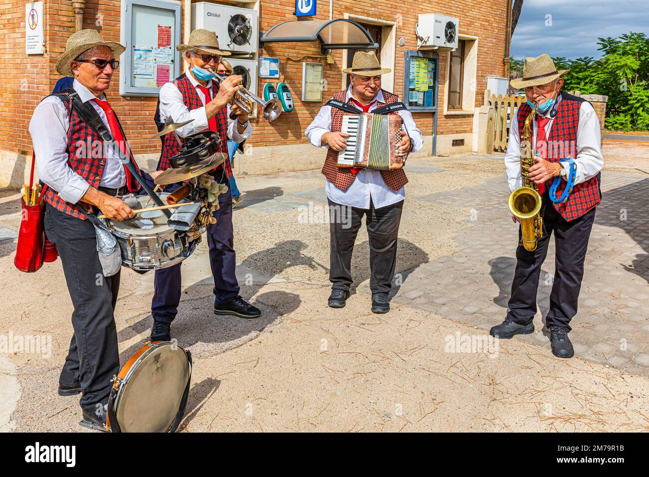 Music band plays to entertain the passengers of the historic steam railway Treno Natura, Monte Antico station, Val dOrcia, Tuscany, Italy Stock Photo
