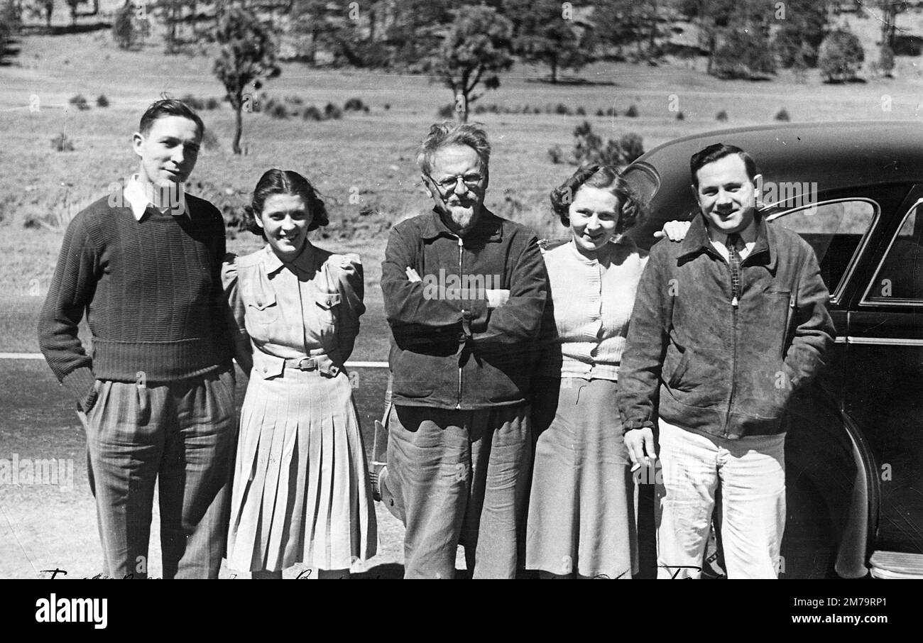 Leon Trotsky with American comrades, including Harry DeBoer (left) in Mexico, shortly before his assassination, 1940 Trotsky posed with American Trotskyites Harry De Boer and James H. Bartlett and their spouses Stock Photo