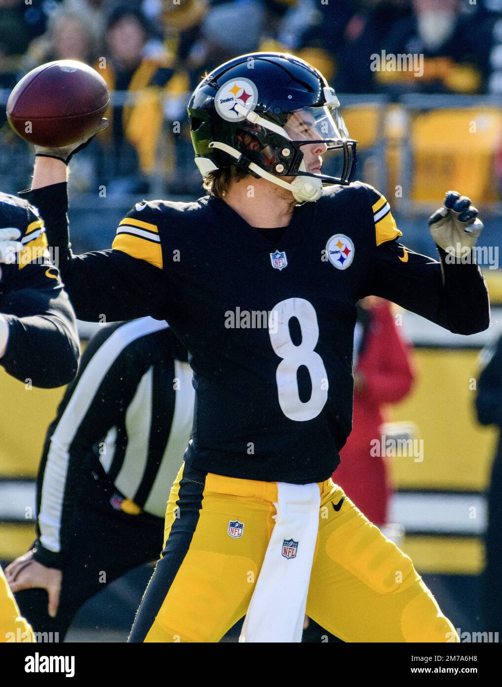 Cleveland Browns' Colt McCoy during a preseason NFL football game Saturday,  Aug. 14, 2010, in Green Bay, Wis. (AP Photo/Mike Roemer Stock Photo - Alamy