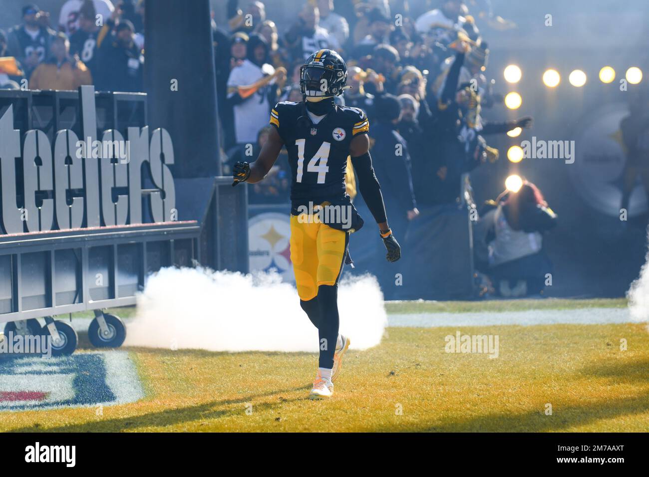 JAN 8th, 2023: T.J. Watt #90 during the Steelers vs Browns game in  Pittsburgh, PA. Jason Pohuski/CSM Stock Photo - Alamy