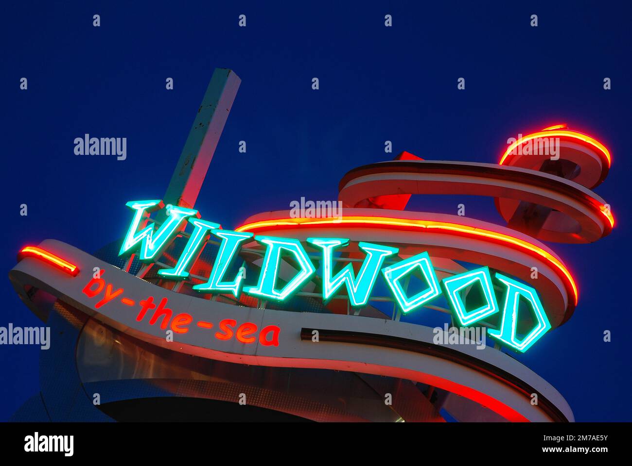 A funky, Doo-Wop inspired sign welcomes visitors to Wildwood by the Sea, on the Jersey Shore, in New Jersey Stock Photo
