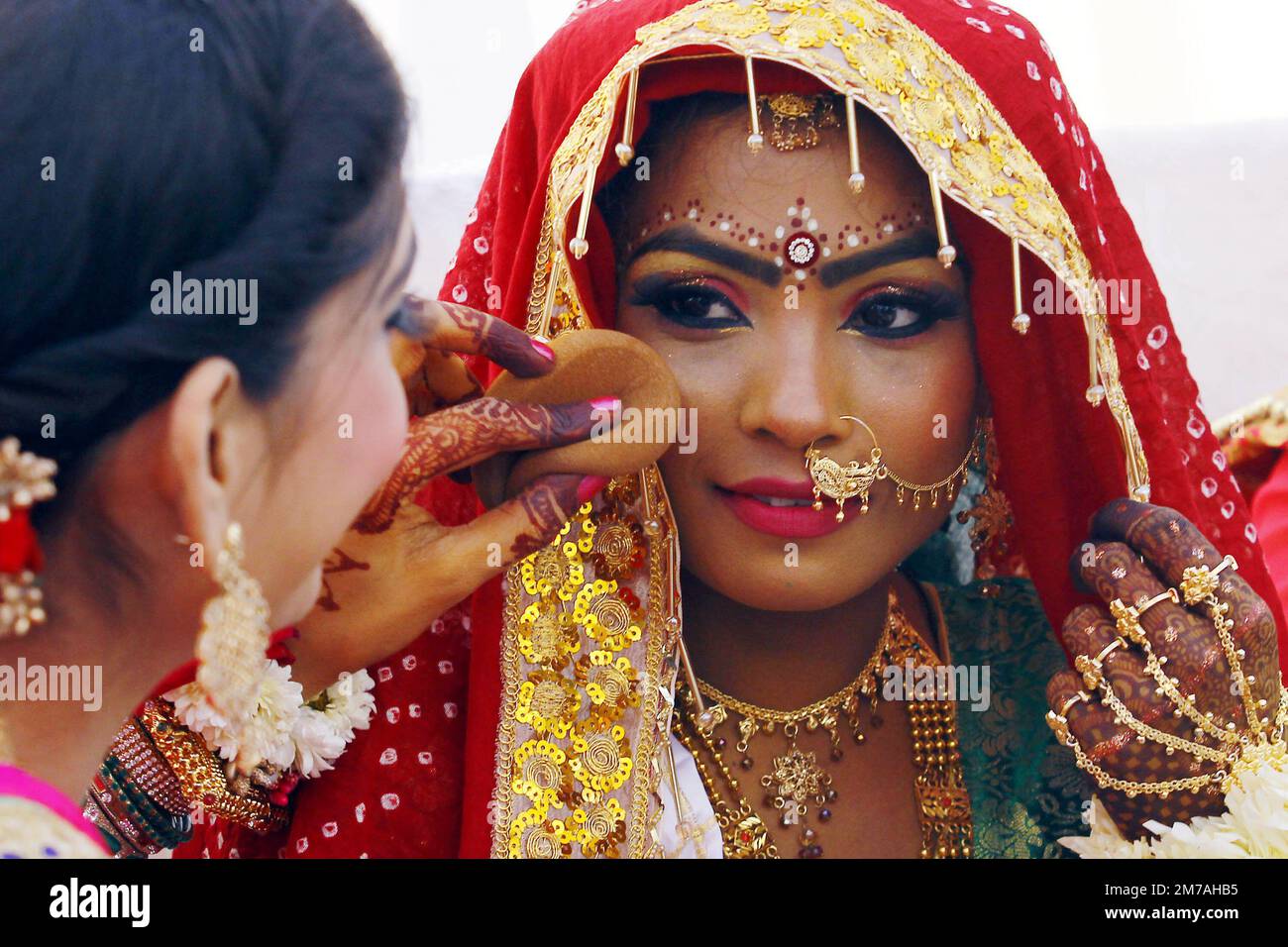 Karachi. 8th Jan, 2023. A bride gets making up during a mass wedding ceremony in southern Pakistani port city of Karachi on Jan. 8, 2023. Credit: Str/Xinhua/Alamy Live News Stock Photo