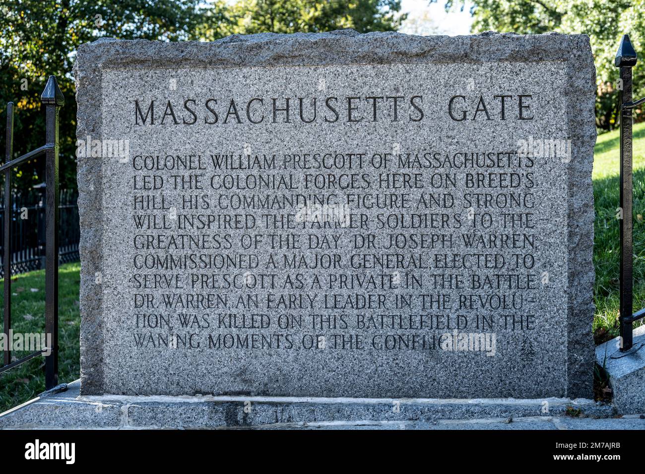 granite sign showing the location of the Massachusetts Gate and description of the battle on Breed's Hill on June 17, 1775 Stock Photo