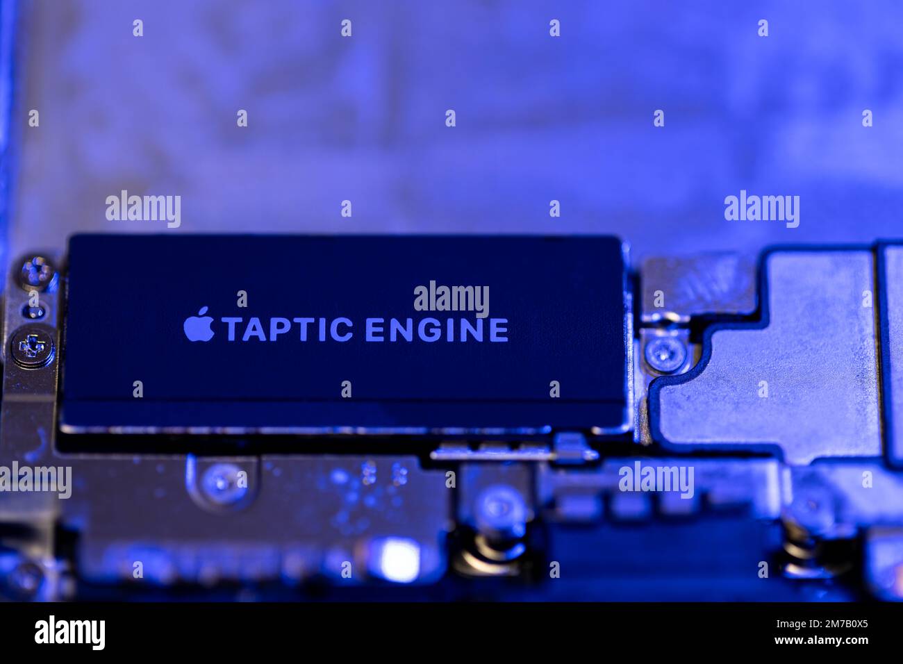 Broken iphone 13 pro hires stock photography and images Alamy