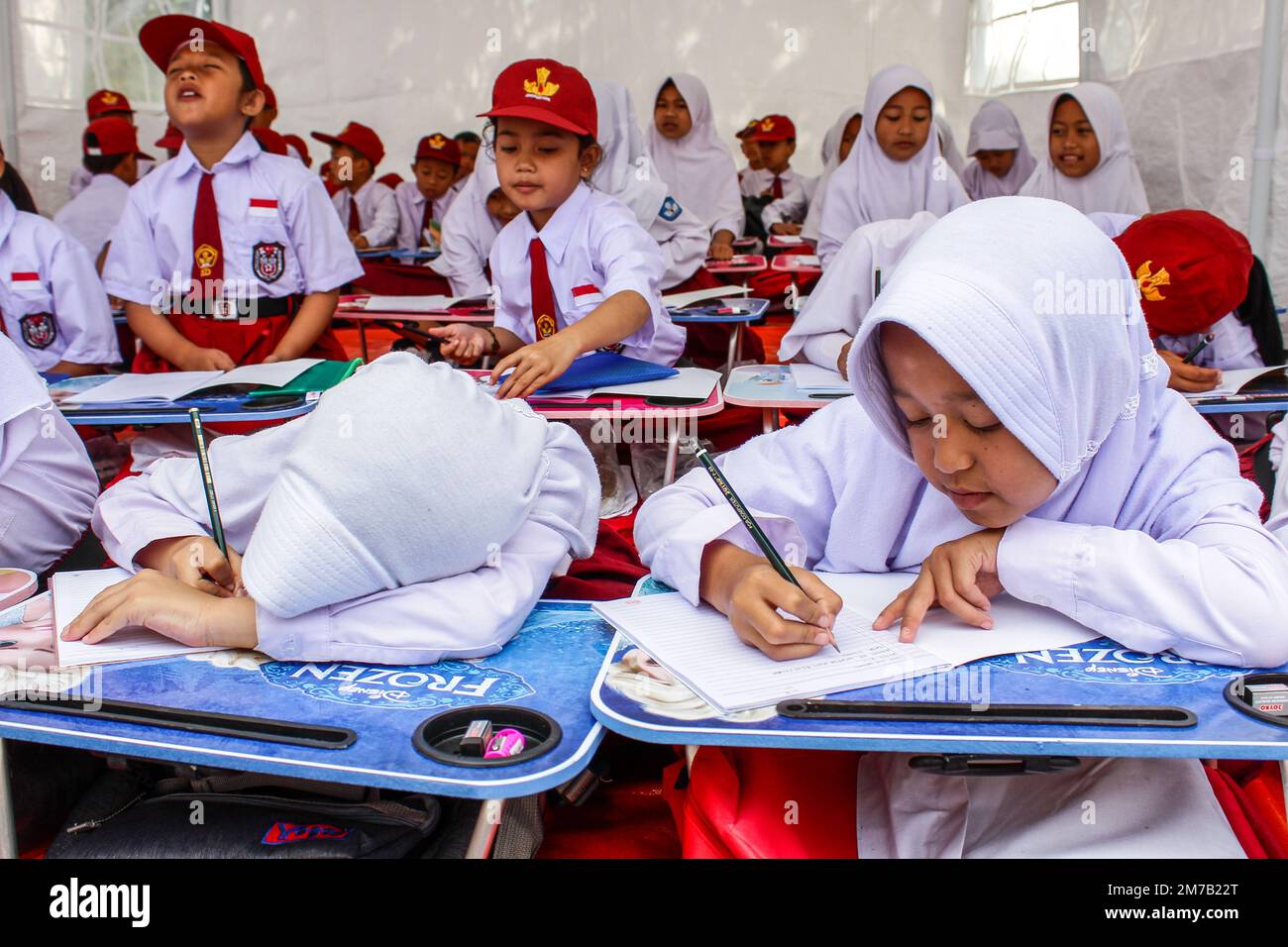 Cianjur, West Java, Indonesia. 9th Jan, 2023. Students attend in makeshift tent classroom during first day of school in Cianjur. A total of 262 students at SDN Citamiang Cianjur studied in makeshift tents due to their schools was damaged by the M 5.6 earthquake. (Credit Image: © Algi Febri Sugita/ZUMA Press Wire) Credit: ZUMA Press, Inc./Alamy Live News Stock Photo