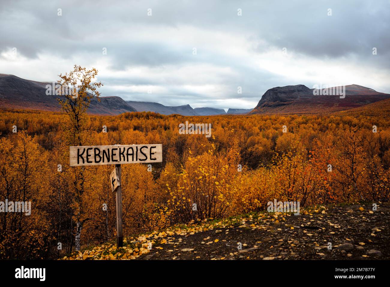 A Kebnekaise road sign with an autumn forest in the background, Nikkaluokta, Schweden Stock Photo