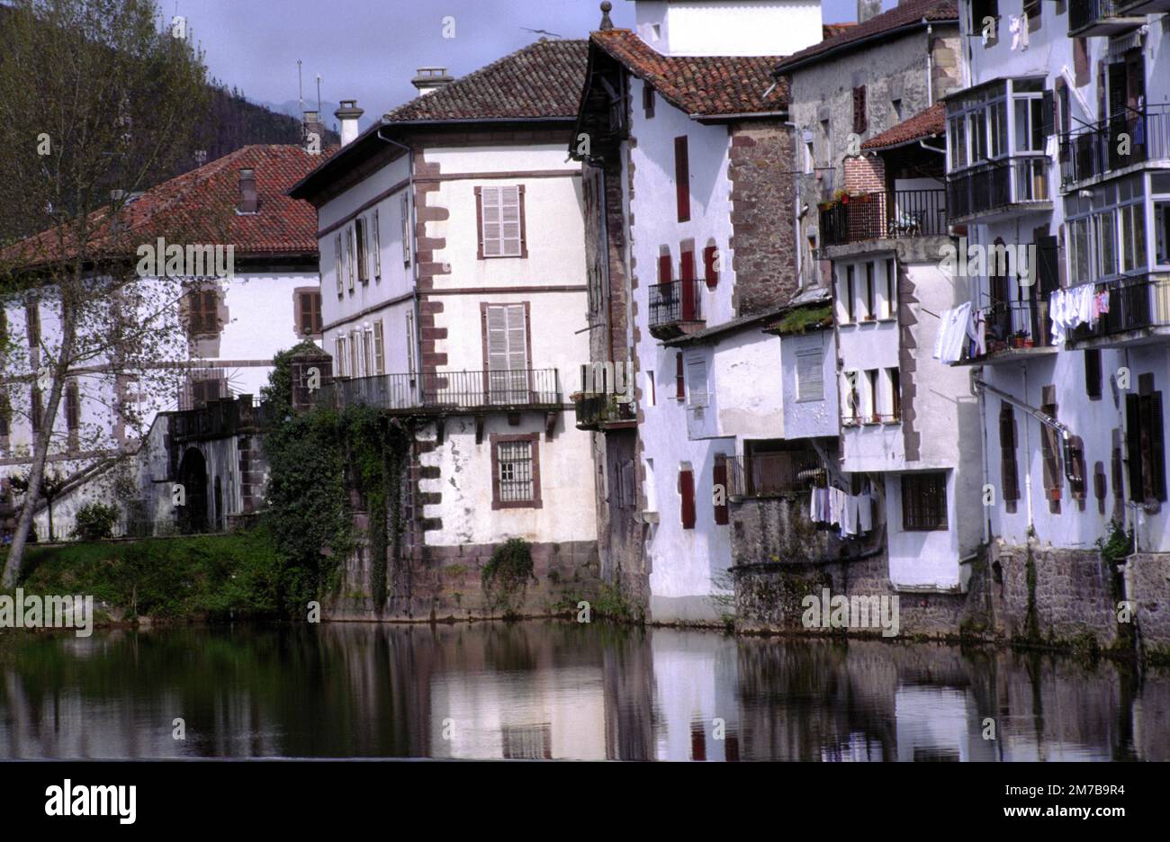 Casas sobre el rio Bidasoa. Elizondo.Valle de Baztán. Navarra.España. Stock Photo