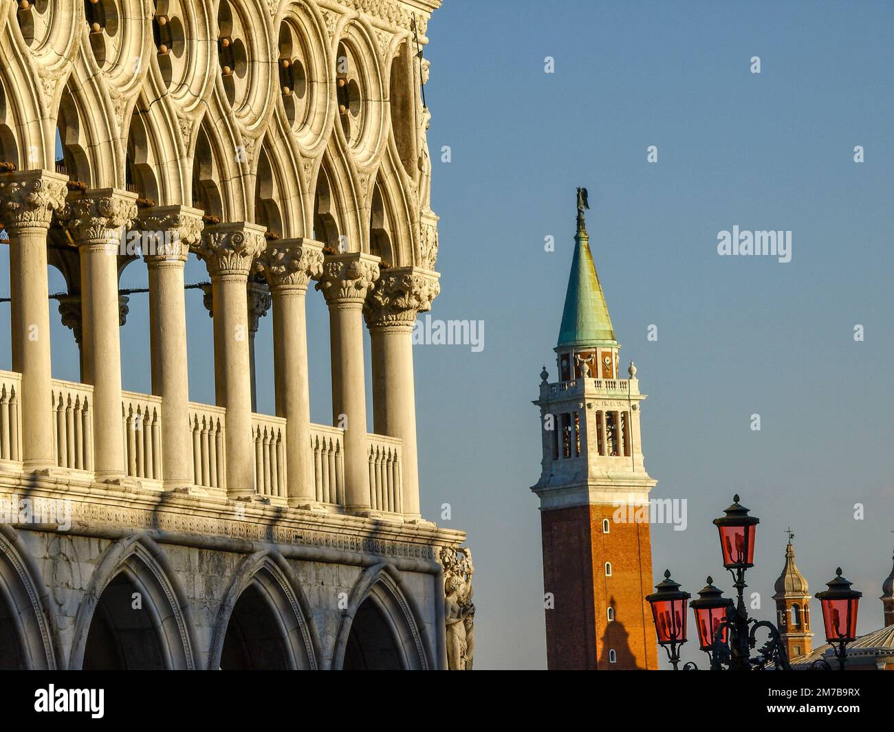 Palacio de los Dogos(s.XIV) y canpanile de San Giorgio Maggiore. Plaza de San Marco. Venecia.Véneto. Italia. Stock Photo