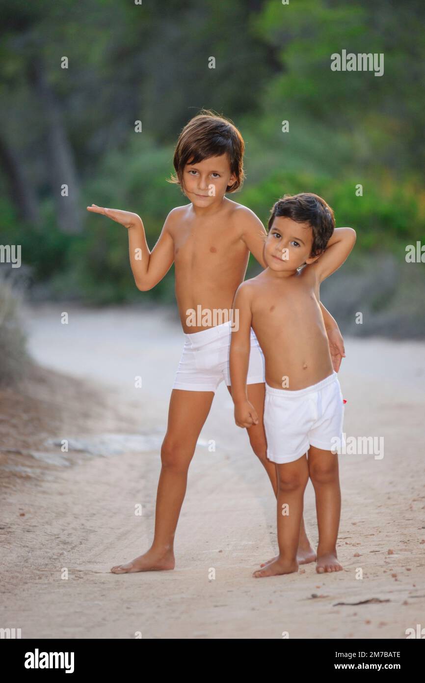 niños en un camino, S' estalella, Llucmajor, Mallorca, islas Baleares, Spain Stock Photo