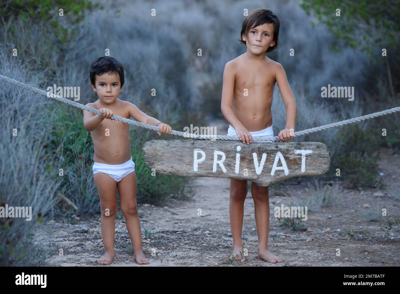 niños en un camino, S' estalella, Llucmajor, Mallorca, islas Baleares, Spain Stock Photo