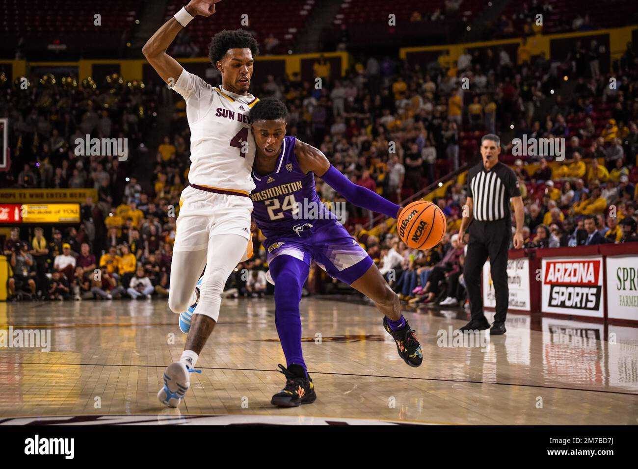 University of Washington guard Noah Williams (24) goes one-on-one with Arizona State guard Desmond Cambridge Jr (4) in the first half of the NCAA bask Stock Photo
